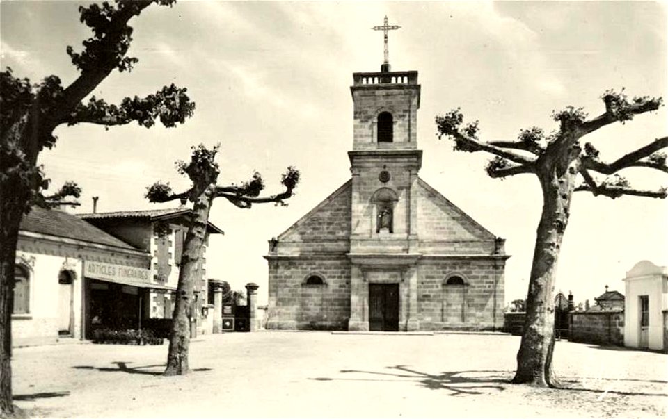 Bègles.Église Saint-Pierre de Bègles.Le parvis