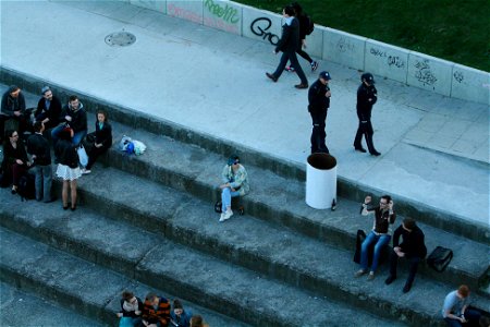 IMG_6380 policja spaceruje nie interweniując