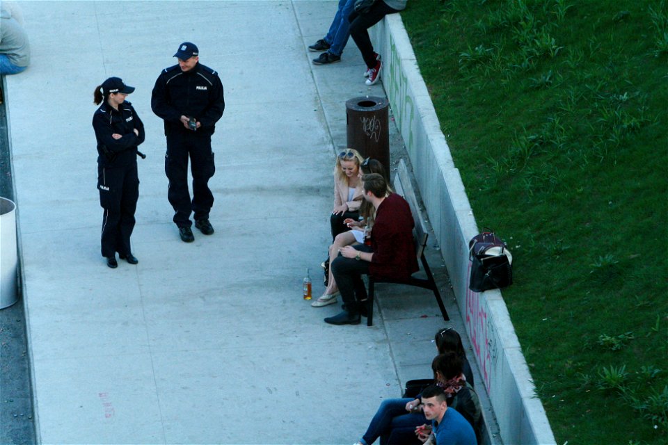 IMG_6366 policja udaje że coś robi ale pozostawia pijących