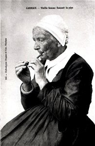 CARHAIX bretonne fumant sa pipe vers 1900 photo