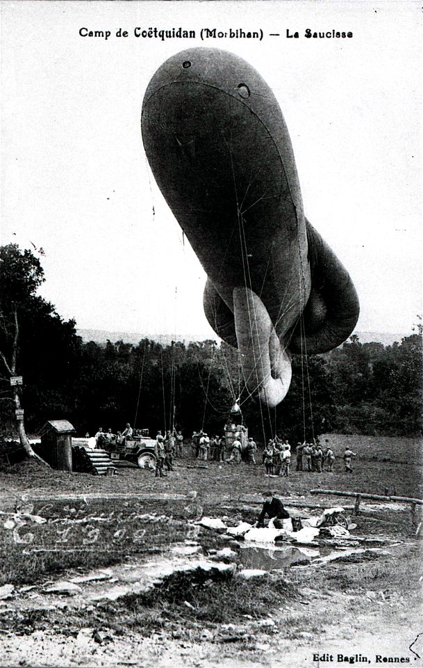 Camp de COETQUIDAN  -La saucisse ballon captif à l'atterrissageCIRCA 1912