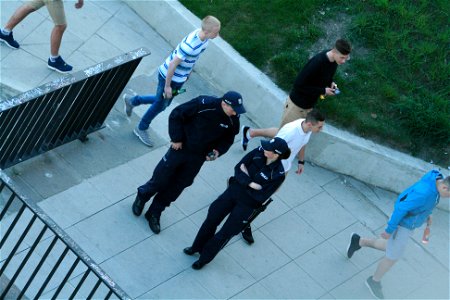 IMG_6384 policja spaceruje nie interweniując