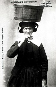 MORLAIX porteuse d'eau vers 1900