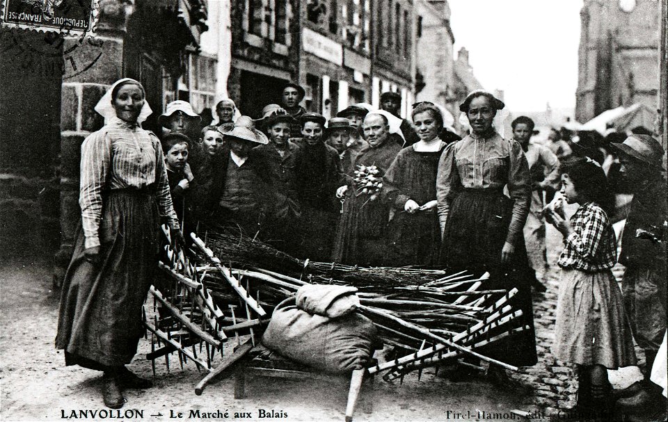LANVOLLON Marché aux balais