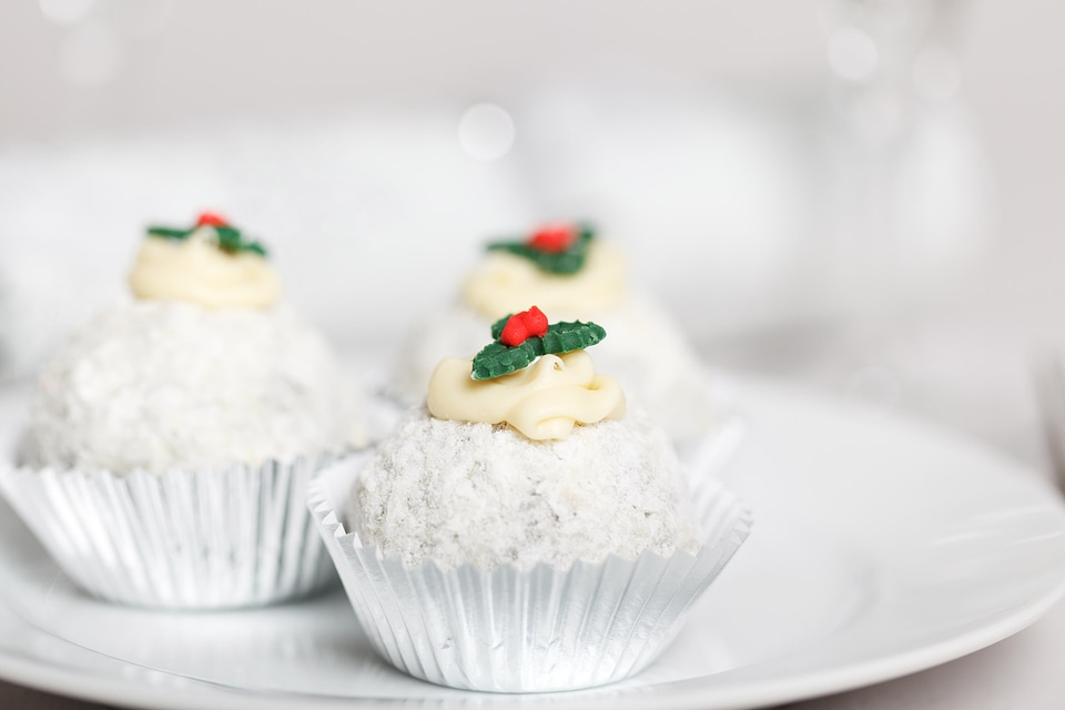 Christmas Cakes With Holly