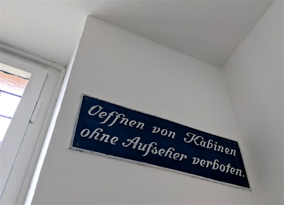 Oeffnen von Kabinen ohne Aufseher verboten.