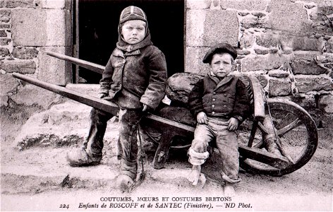 Enfants de ROSCOFF et de SANTEC CIRCA 1900