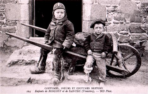 Enfants de ROSCOFF et de SANTEC CIRCA 1900 photo