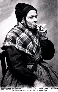 SAINT-POL-DE LEON Femme bretonne fumant sa pipe photo