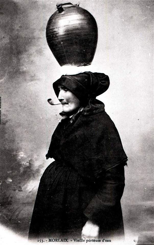 MORLAIX porteuse d'eau vers 1900