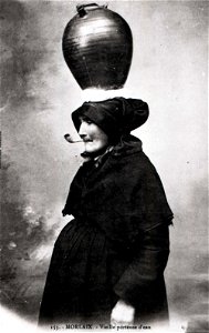 MORLAIX porteuse d'eau vers 1900