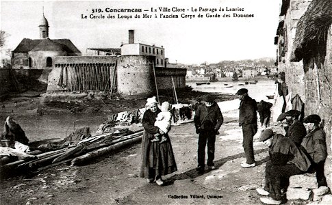 CONCARNEAU la ville close et le port CIRCA 1900 photo