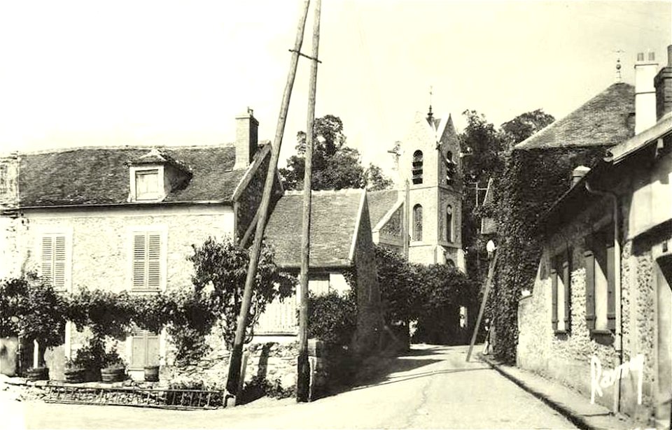 Le Mée-sur-Seine.Rue de l'Église.Paysage ensoleillé