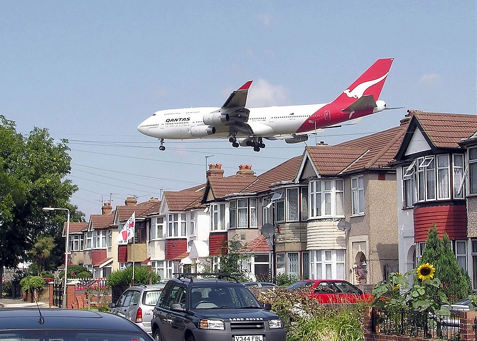 A Qantas Boeing 747-400 on approach to London Heathrow 27L runway