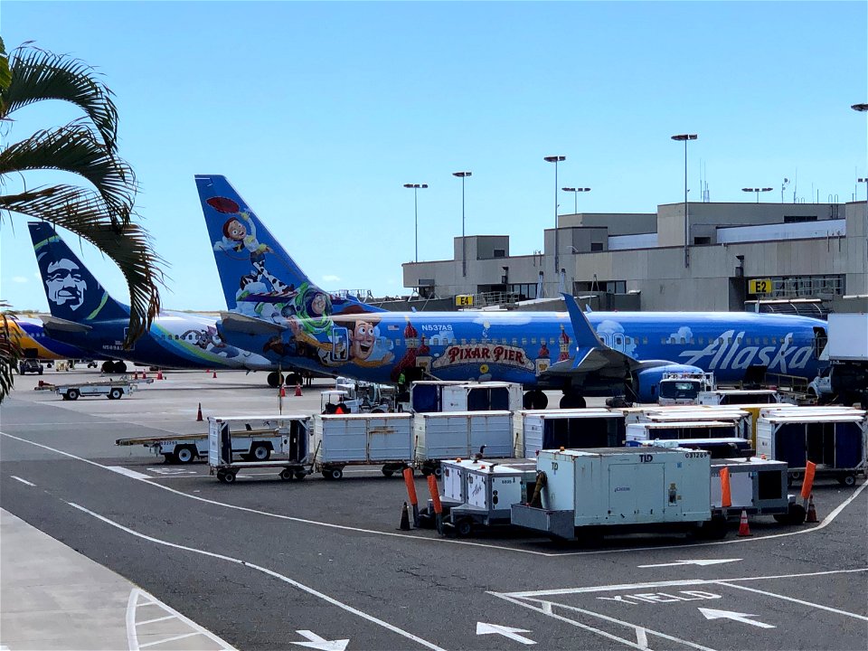 Alaska Airlines 737-800 at HNL
