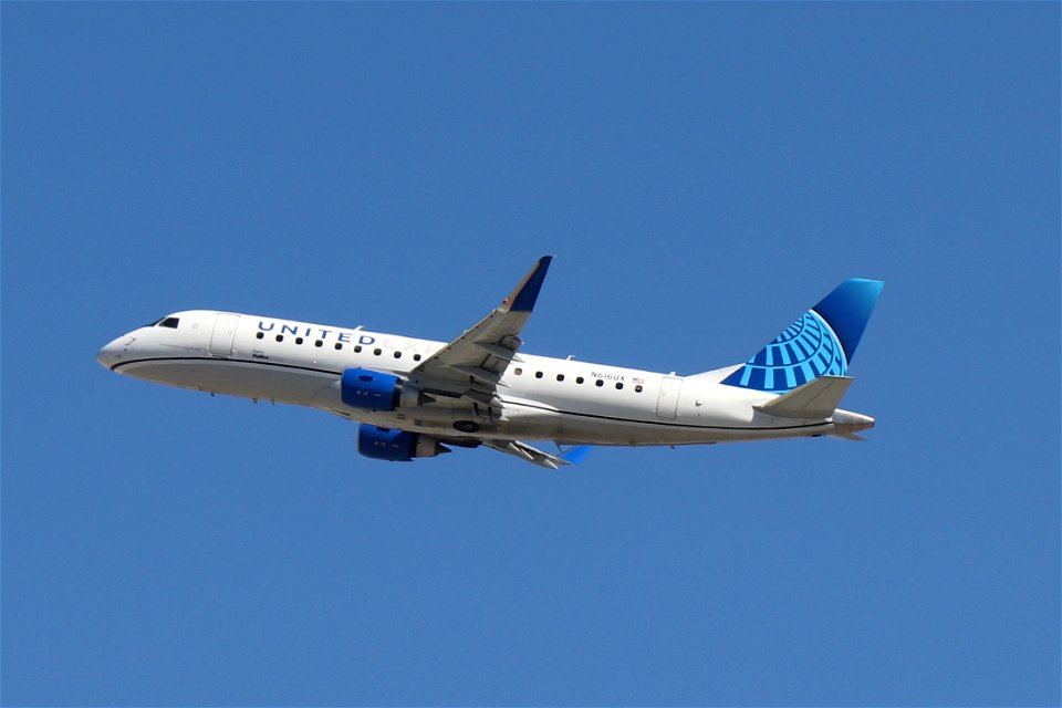 United Express E175 departing LAX