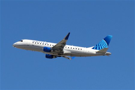 United Express E175 departing LAX