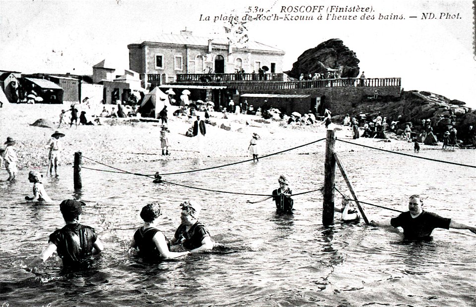 ROSCOFF La plage à l'heure des bains circa 1910