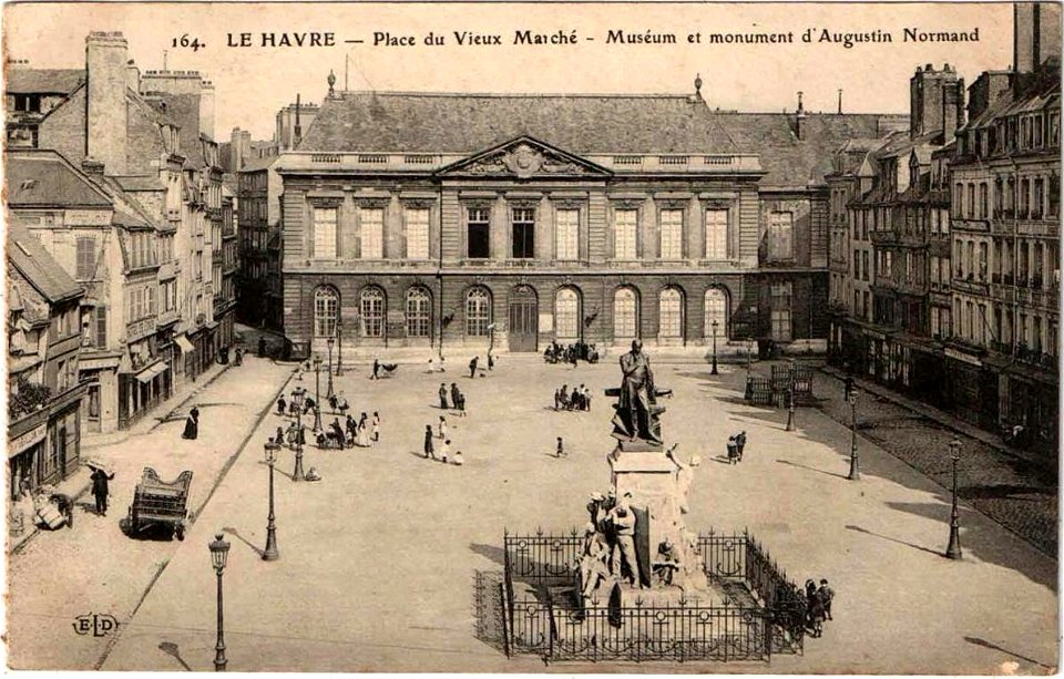 Le Havre.Place du Vieux-Marché, muséum et monument d'Augustin-Normand