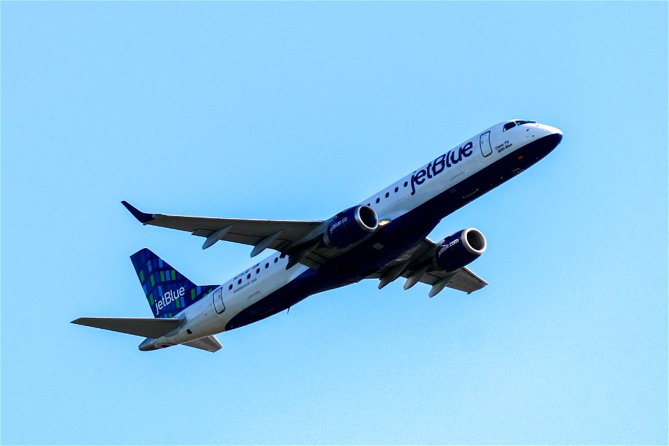 JetBlue E190 departing BOS