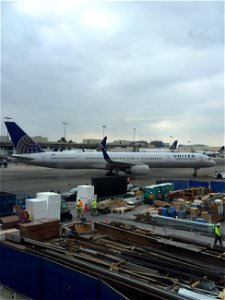 United Airlines 757-300 at LAX