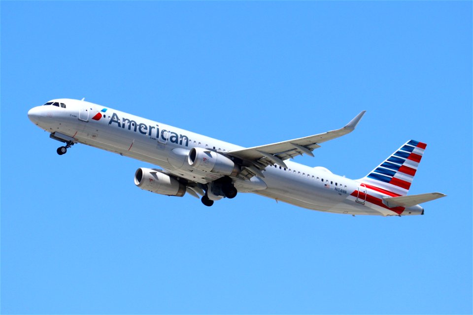 American Airlines A321-200 departing LAX