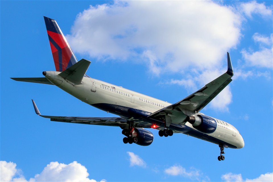 Delta 757-200 arriving at BOS