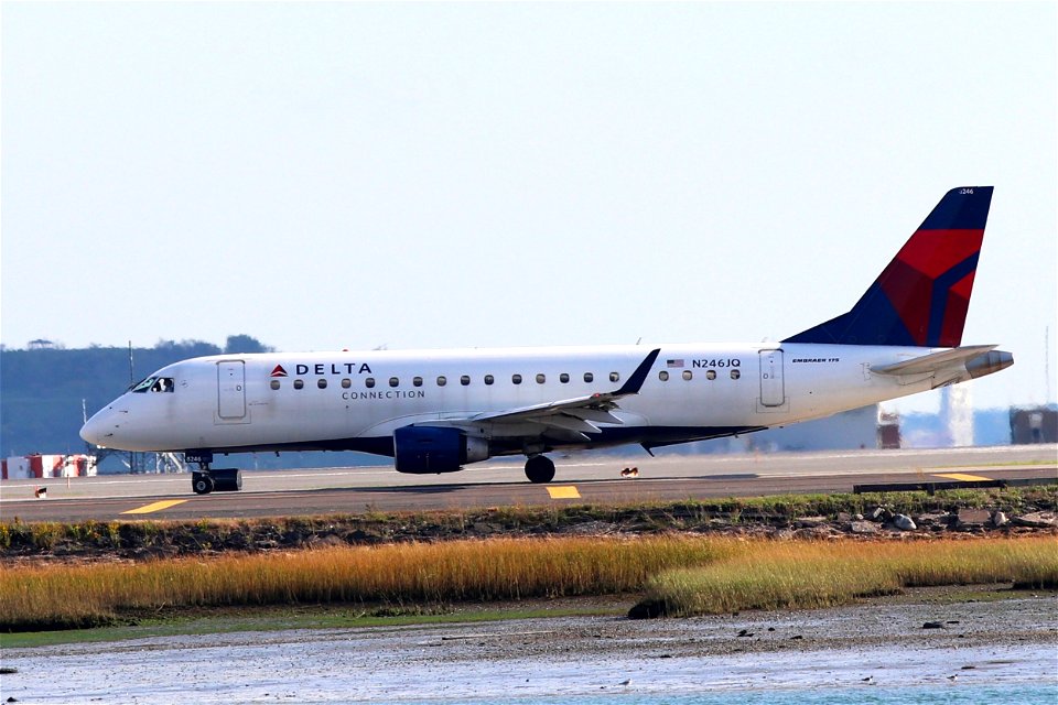 Delta Connection E175 departing BOS