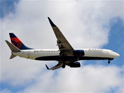 Delta Air Lines 737-800 arriving at LAX