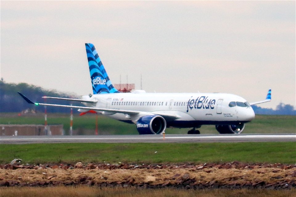 JetBlue A220-300 arriving at BOS