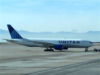 United 777-200 at DEN