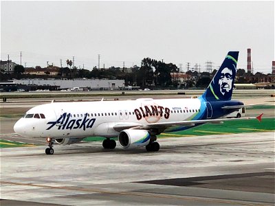 Alaska Airlines A320-200 arriving at LAX