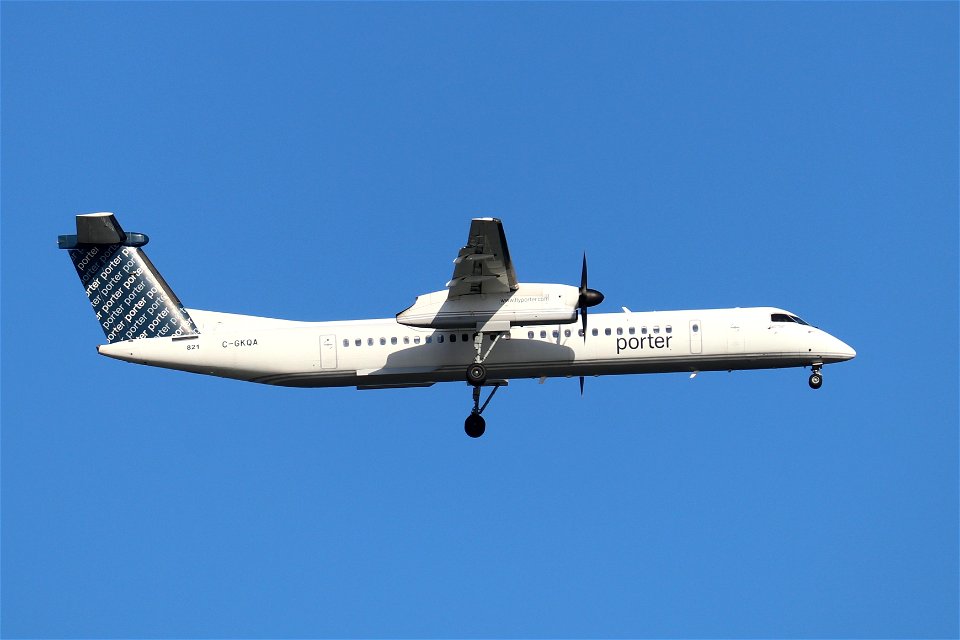Porter Airlines DHC 8-400 arriving at BOS