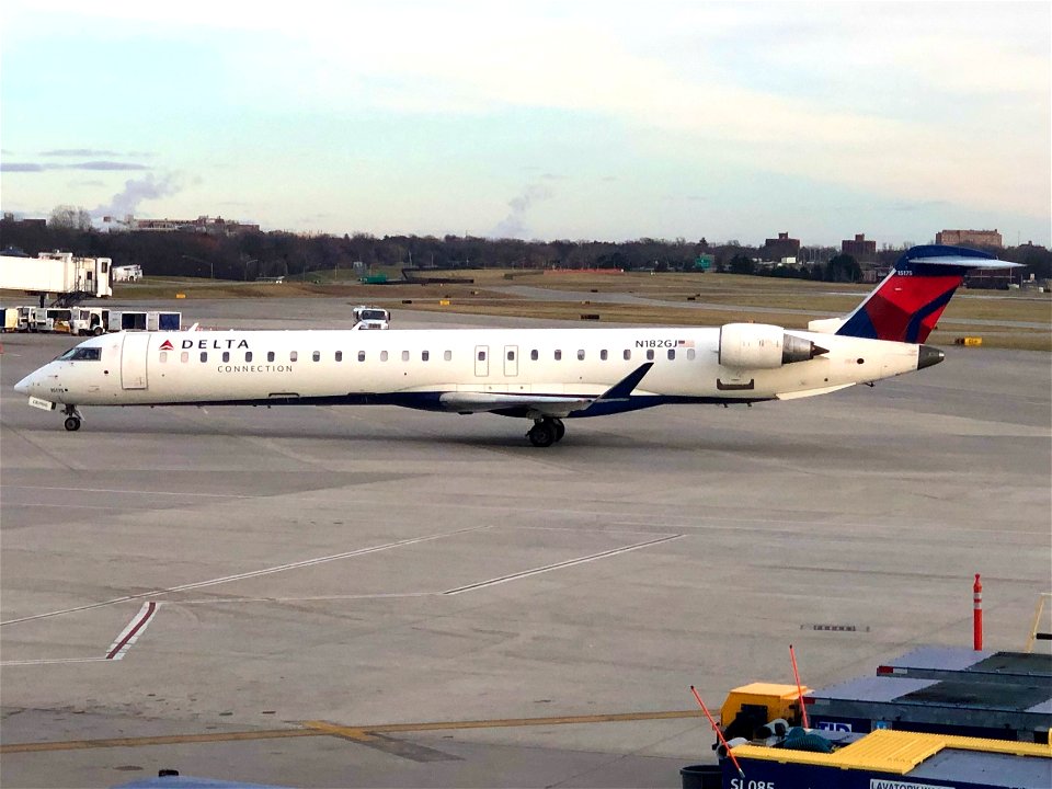 Delta Connection CRJ-900 arriving at ROC