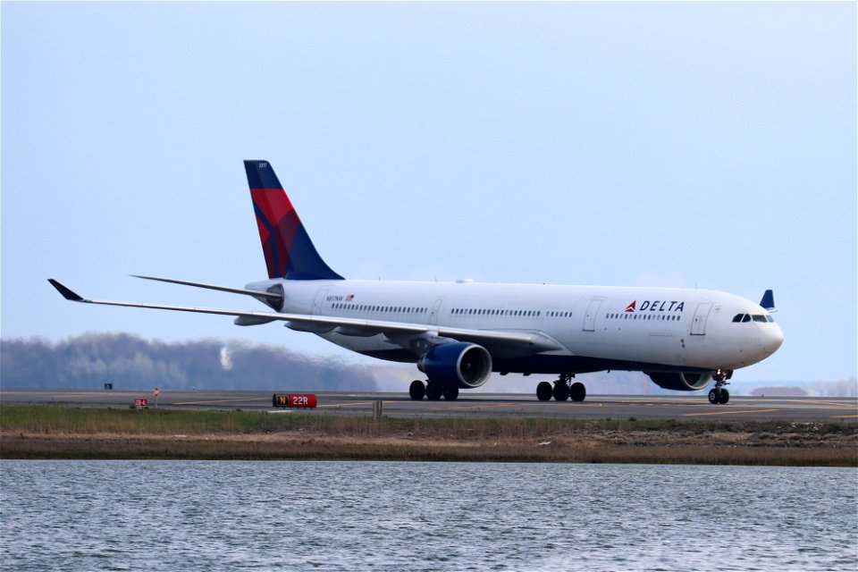 Delta Air Lines A330-300 arriving at BOS