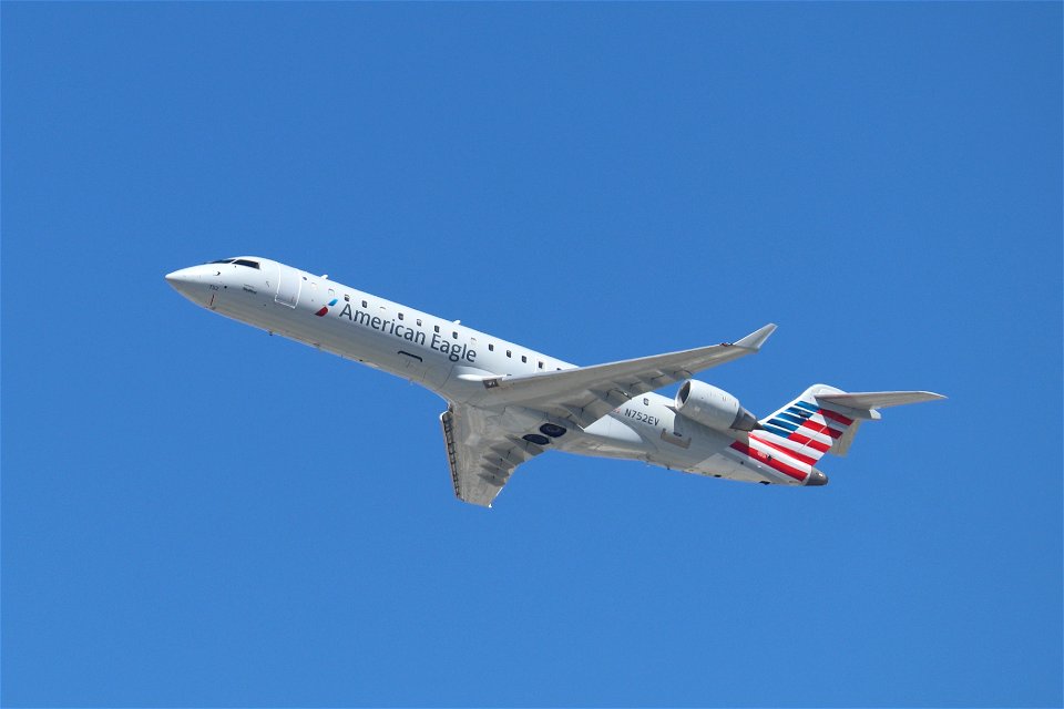 American Eagle CRJ-700 departing LAX