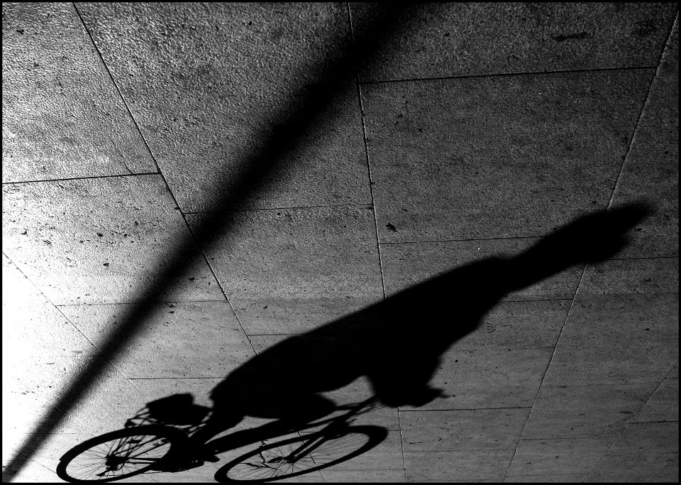 la via dell'ombra, o l'ombra nella via?