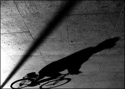 la via dell'ombra, o l'ombra nella via?