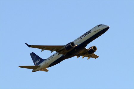 JetBlue E190 departing BOS