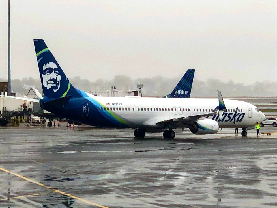 Alaska 737-900 at BOS