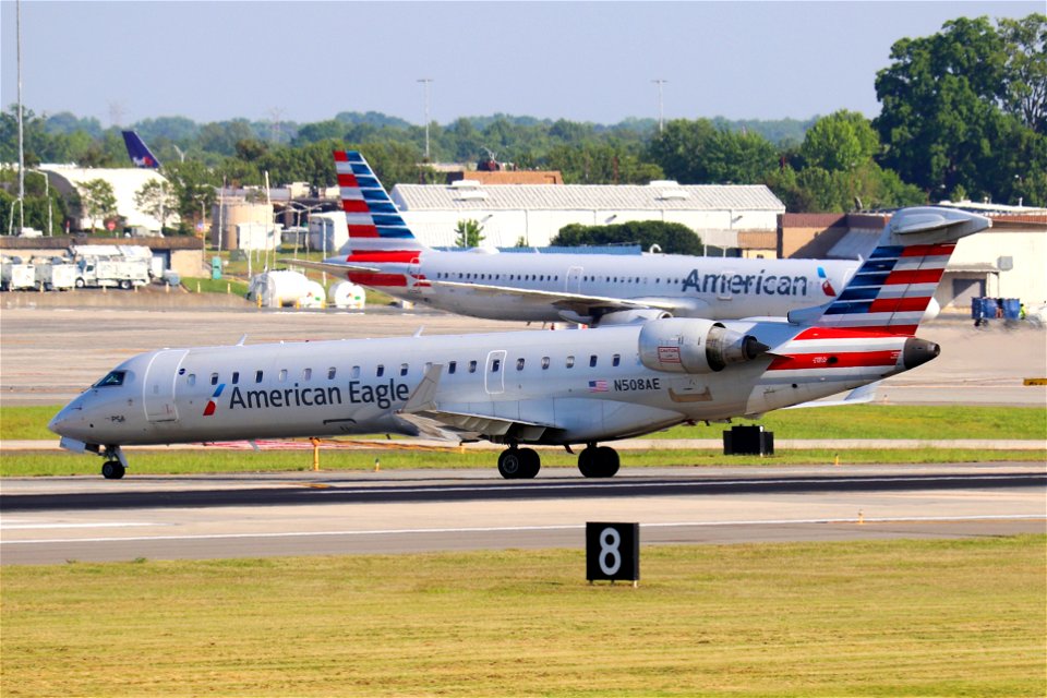 American Eagle CRJ-700 arriving at CLT