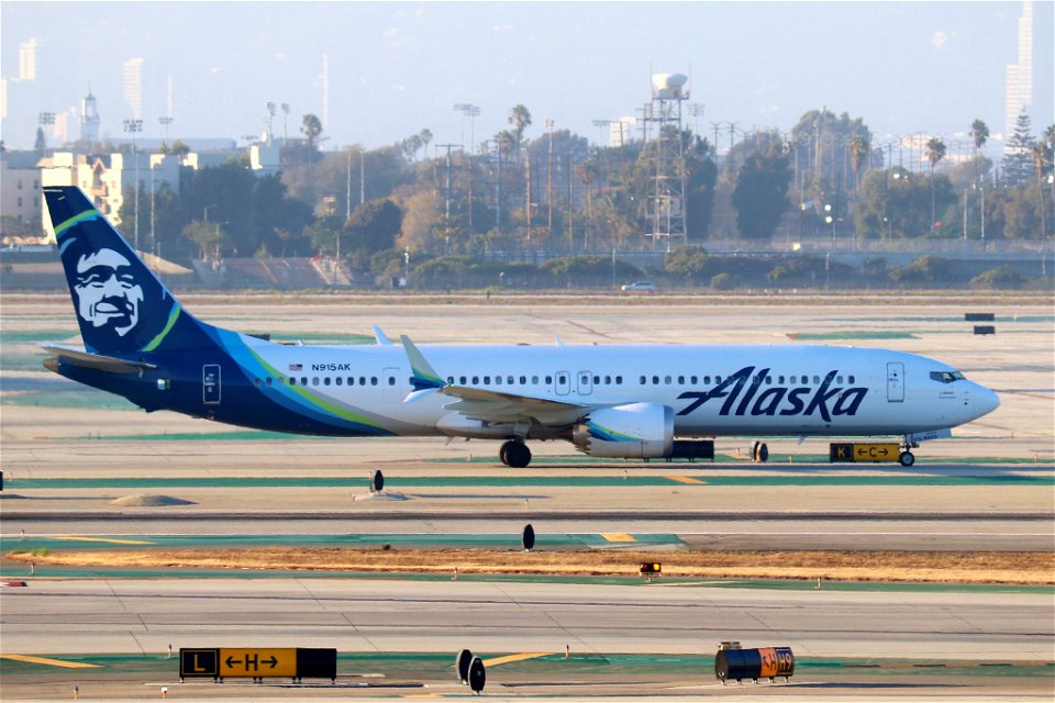 Alaska Airlines 737 Max 9 arriving at LAX