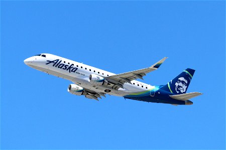 Alaska by Horizon E175 departing LAX