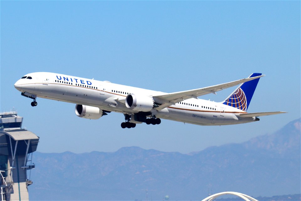 United Airlines 787-10 departing LAX