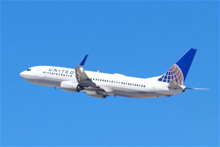 United Airlines 737-800 departing LAX
