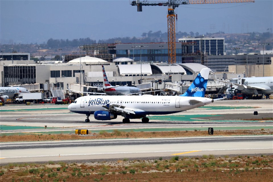 JetBlue A320-200 arriving at LAX