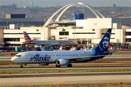 Alaska Airlines 737-900 arriving at LAX