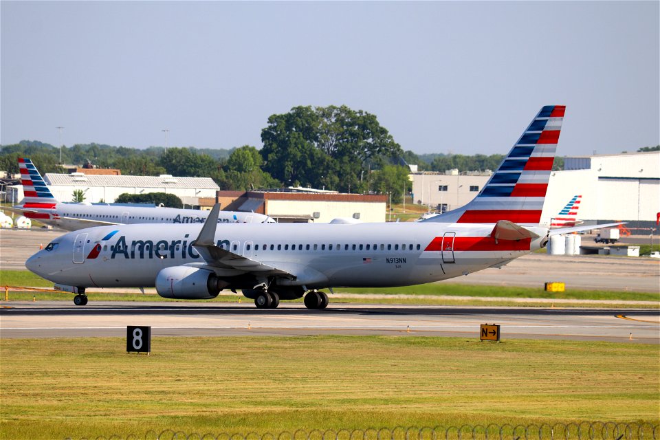 American 737-800 arriving at CLT