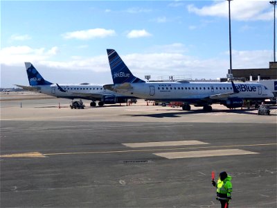 JetBlue E190s at BOS