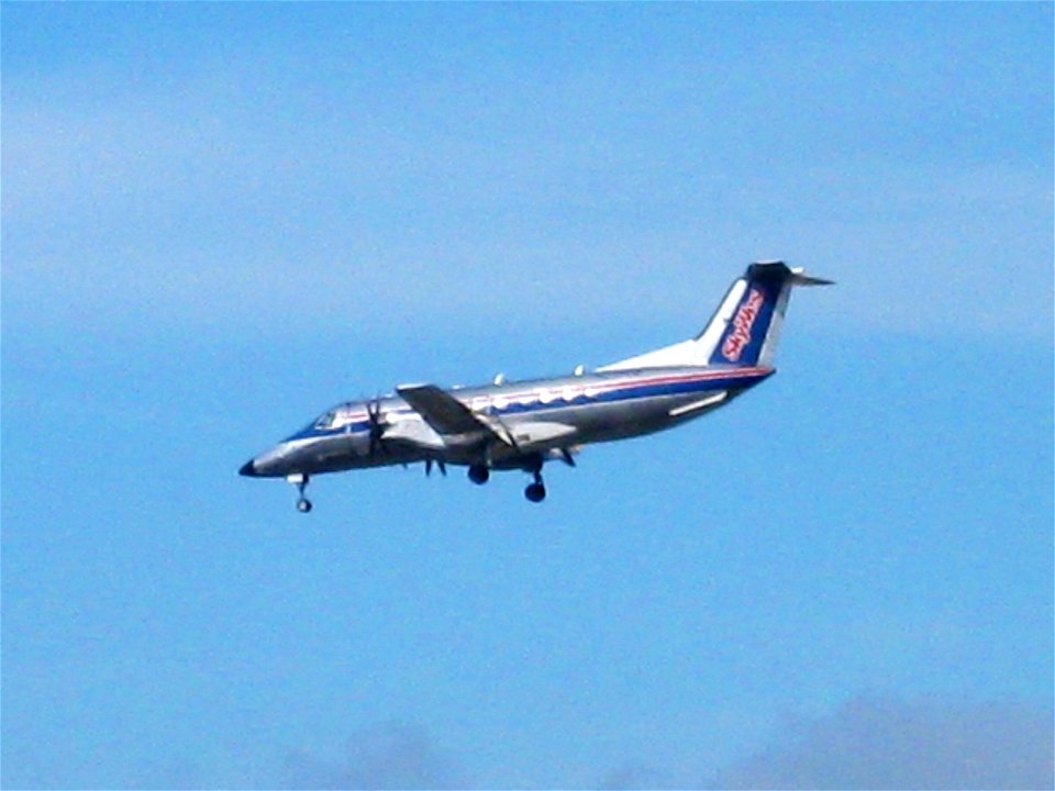 United Express E-120 arriving at SAN
